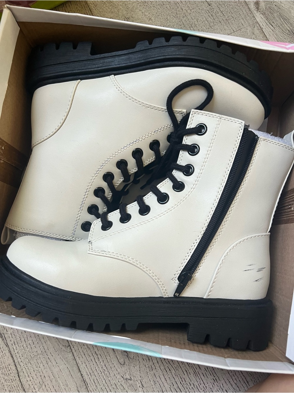 Women's Cream Lace-Up Combat Boots with Side Zip soda Sz 8 defect